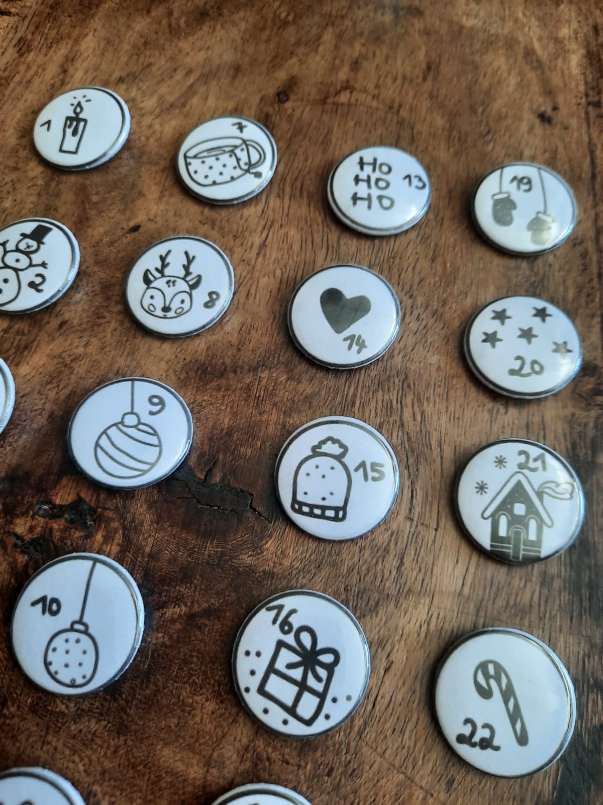 Adventskalender - Zahlen - Buttons - Pins - 1-24 - Schwarz - Weiß