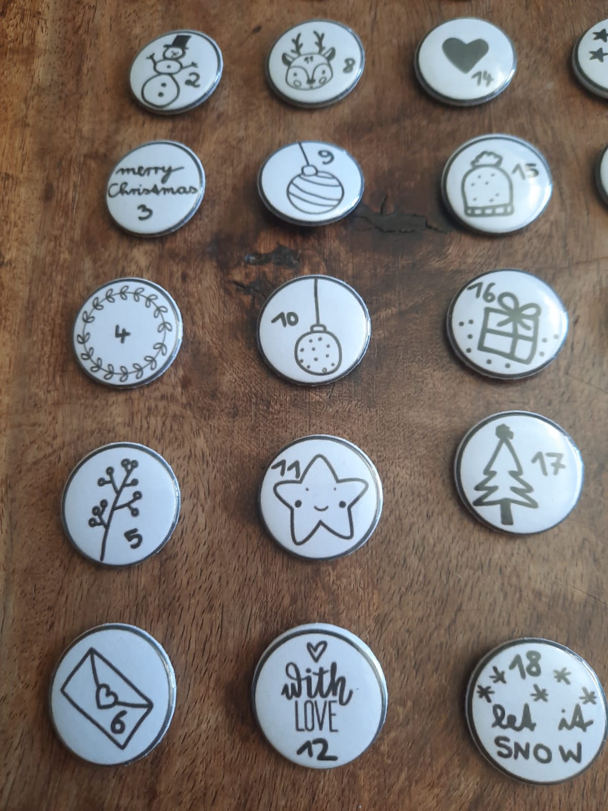 Adventskalender - Zahlen - Buttons - Pins - 1-24 - Schwarz - Weiß