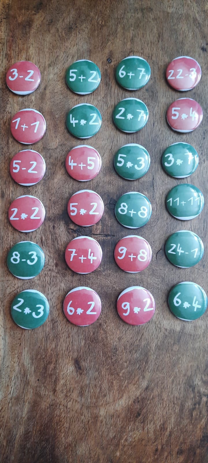 Adventskalender - Zahlen - Buttons - Pins - 1-24 - Grün + Rot + Rechnen
