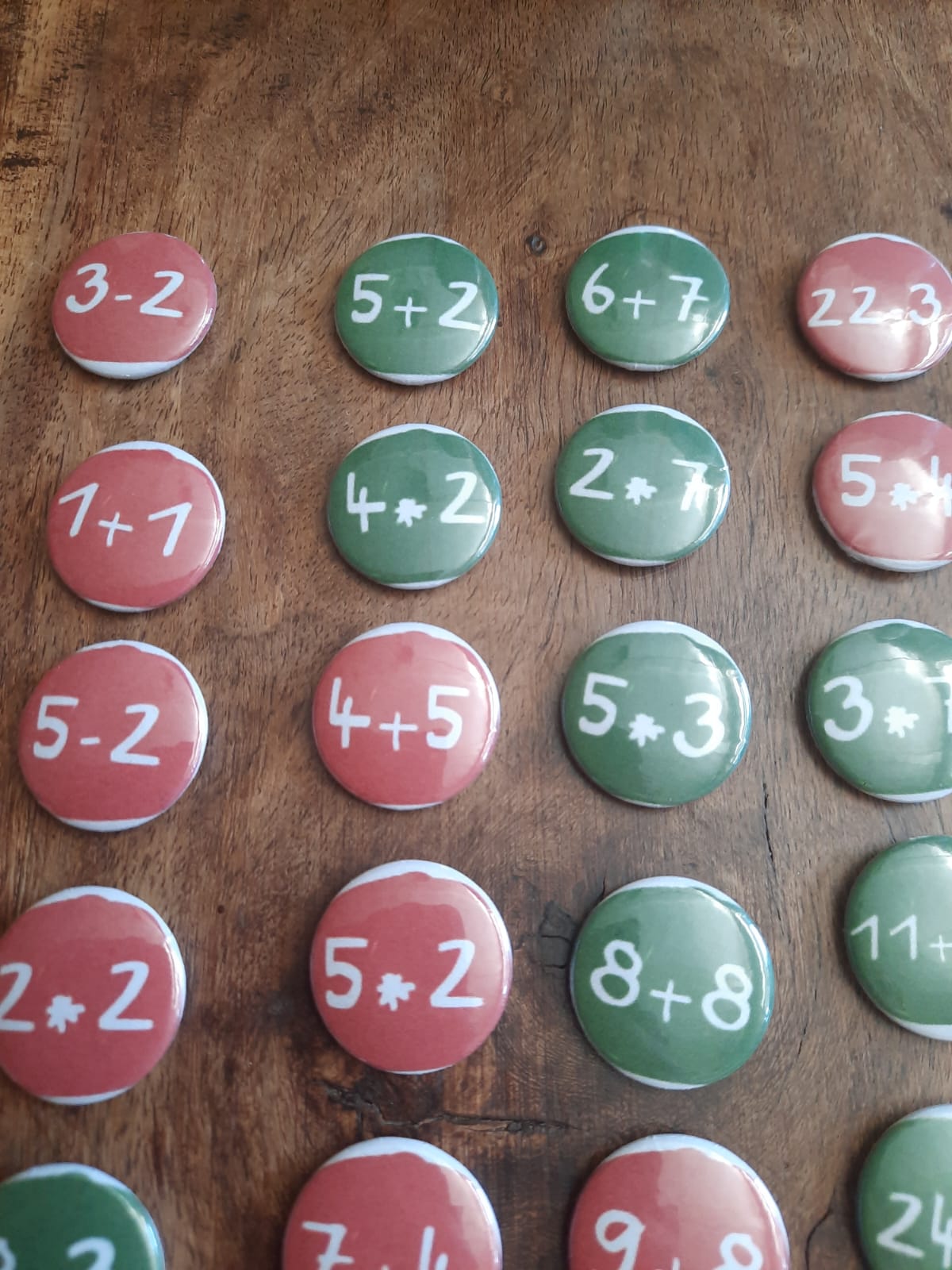 Adventskalender - Zahlen - Buttons - Pins - 1-24 - Grün + Rot + Rechnen