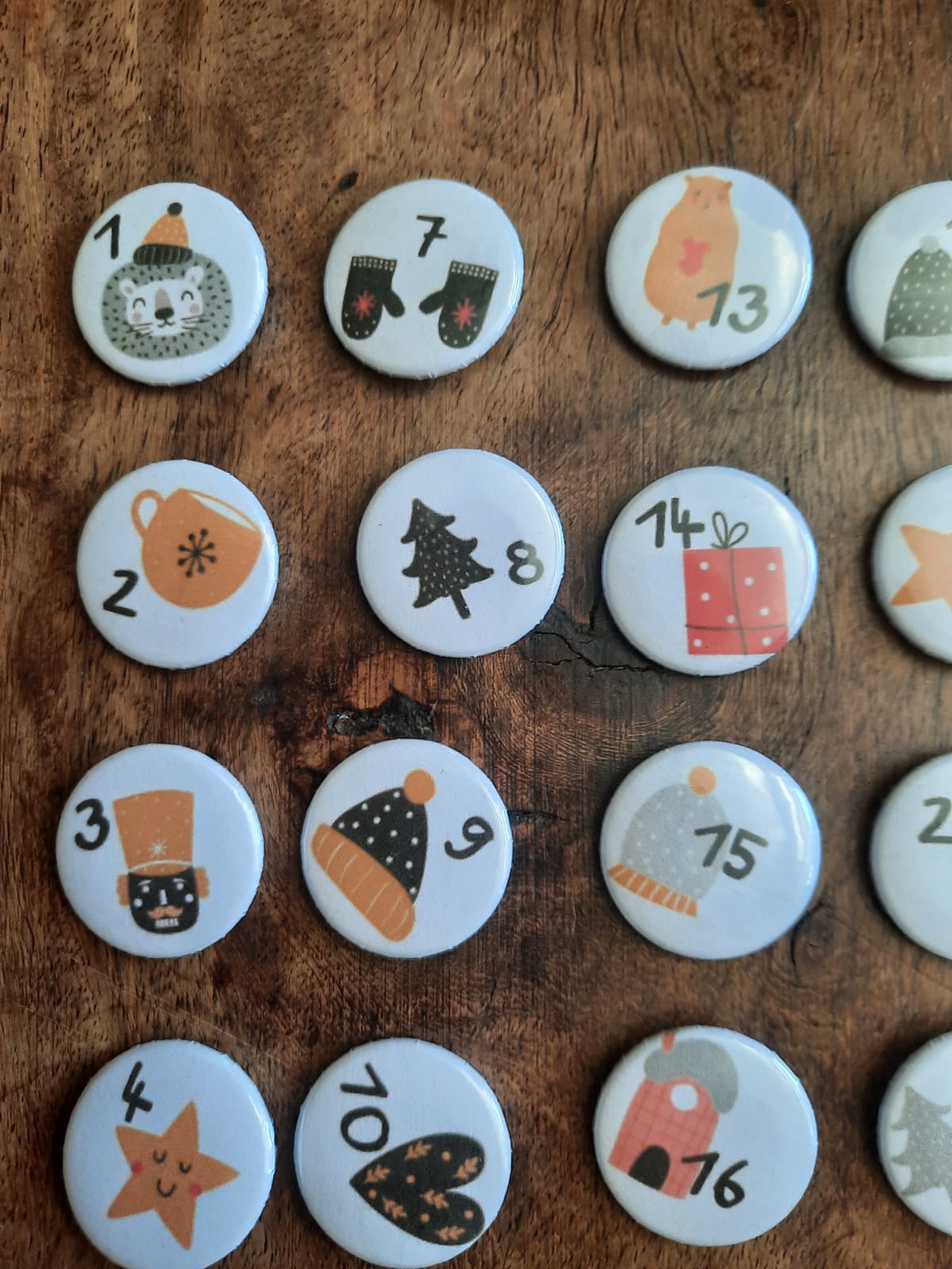 Adventskalender - Zahlen - Buttons - Pins - 1-24 - Weihnachtliche Motive