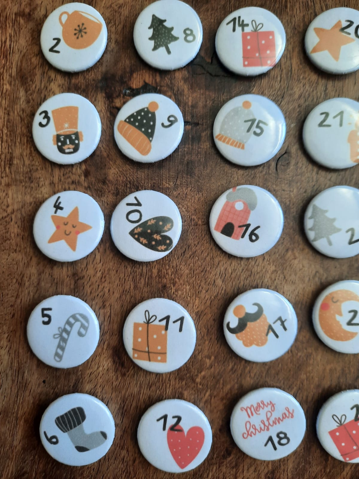 Adventskalender - Zahlen - Buttons - Pins - 1-24 - Weihnachtliche Motive