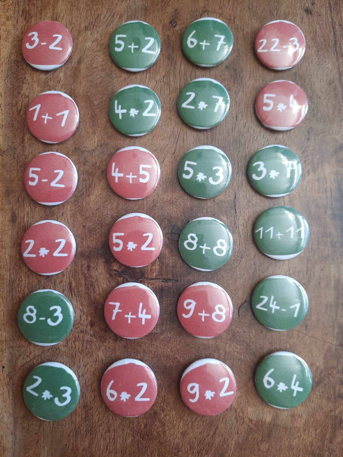 Adventskalender - Zahlen - Buttons - Pins - 1-24 - Grün + Rot + Rechnen