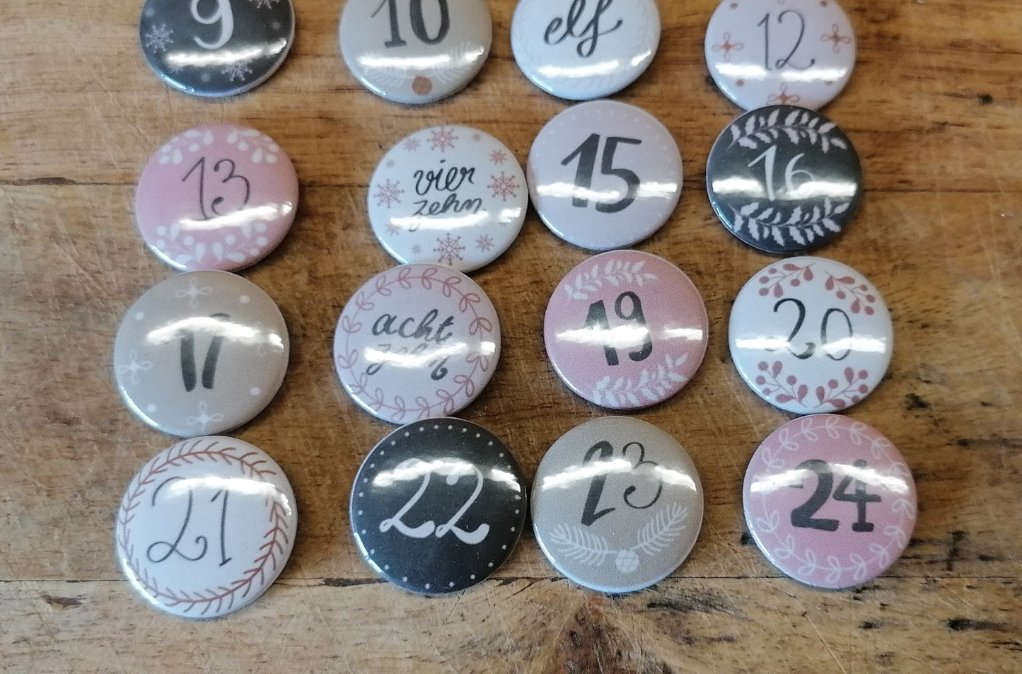 Adventskalender Zahlen Buttons Pins 1 - 24 - Zahlen und Wörter