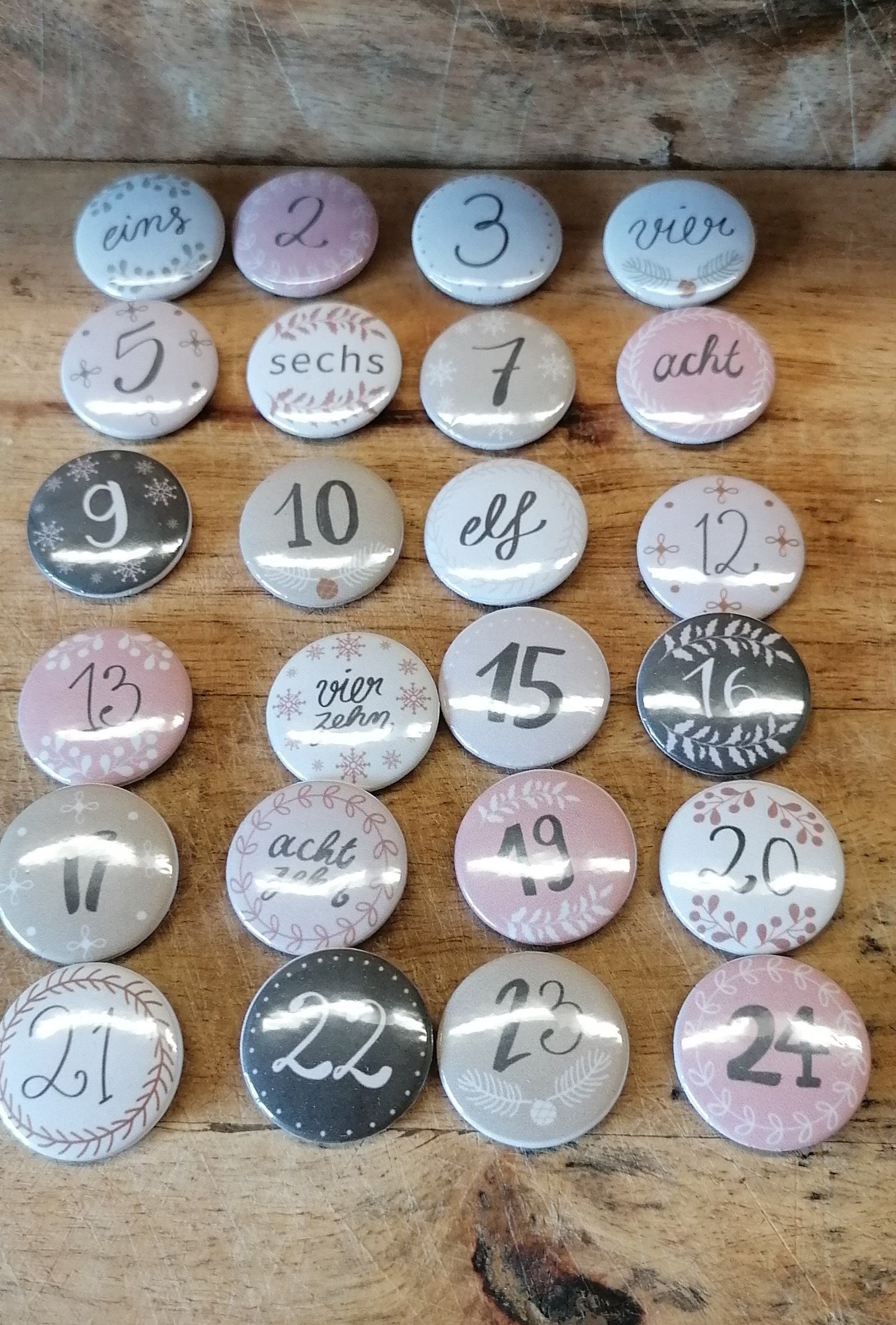 Adventskalender Zahlen Buttons Pins 1 - 24 - Zahlen und Wörter