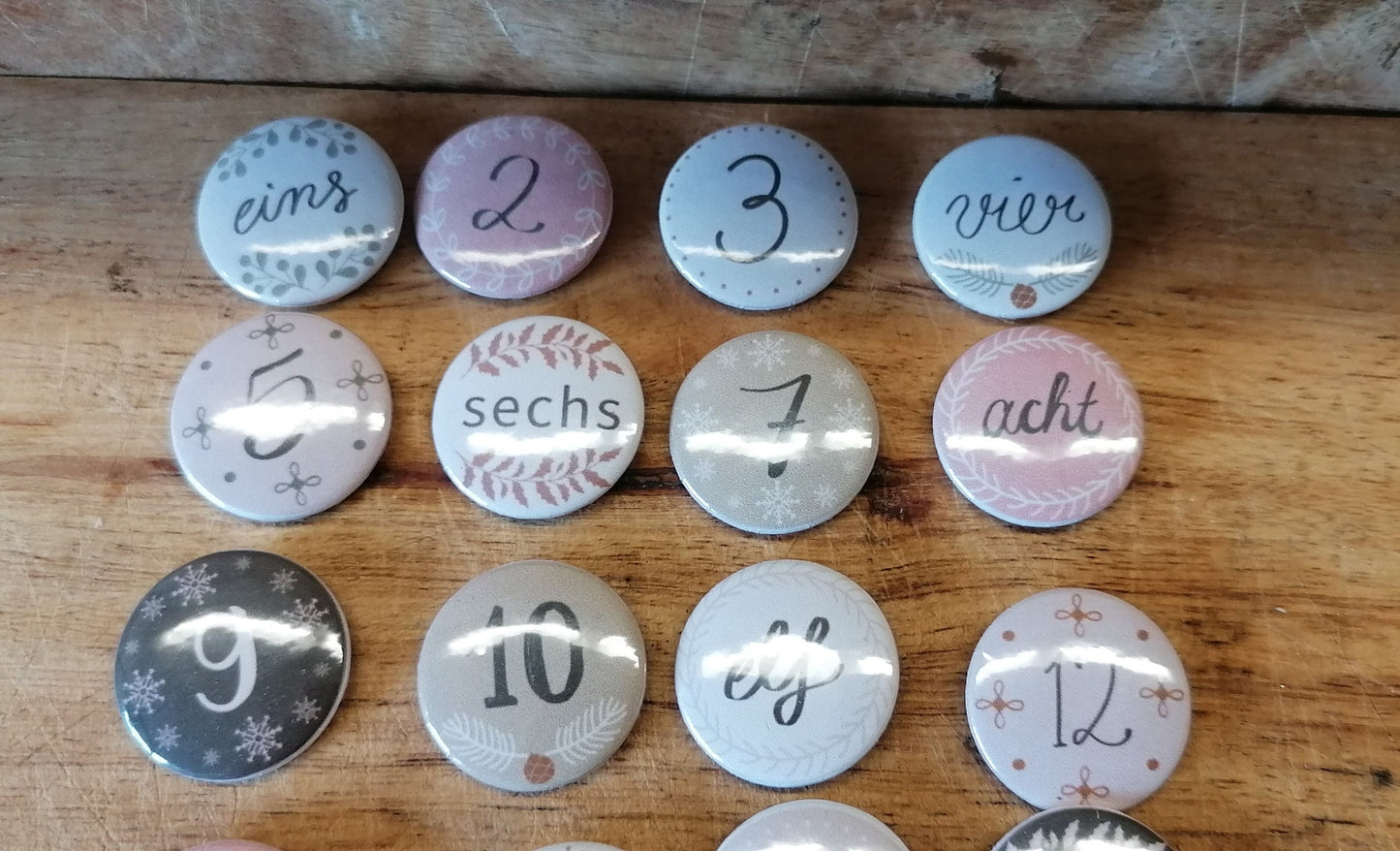 Adventskalender Zahlen Buttons Pins 1 - 24 - Zahlen und Wörter