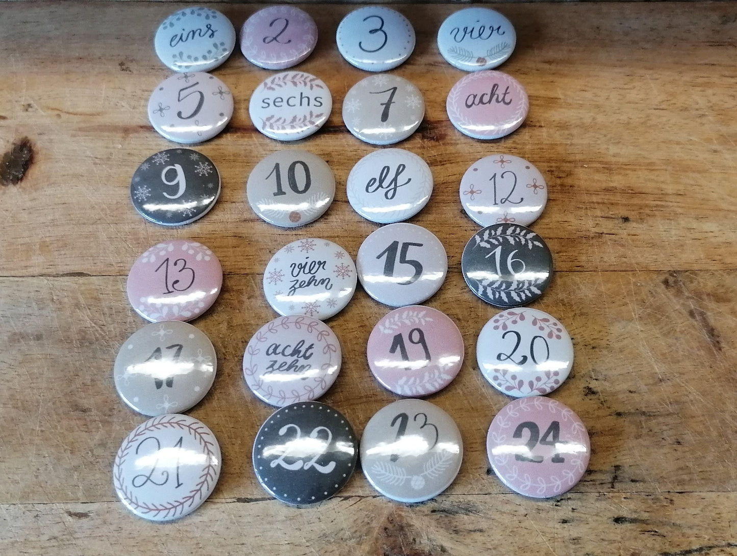 Adventskalender Zahlen Buttons Pins 1 - 24 - Zahlen und Wörter