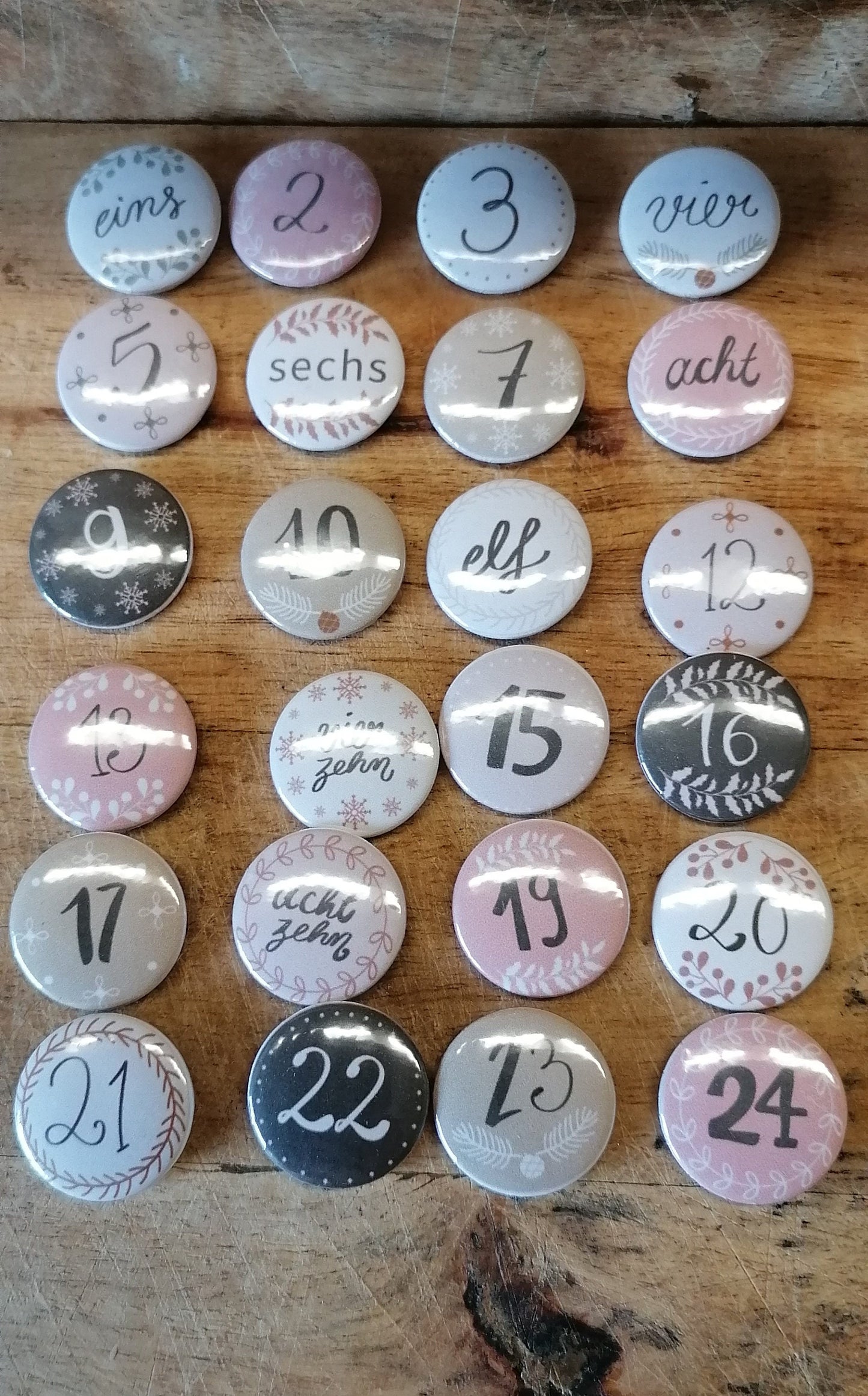 Adventskalender Zahlen Buttons Pins 1 - 24 - Zahlen und Wörter