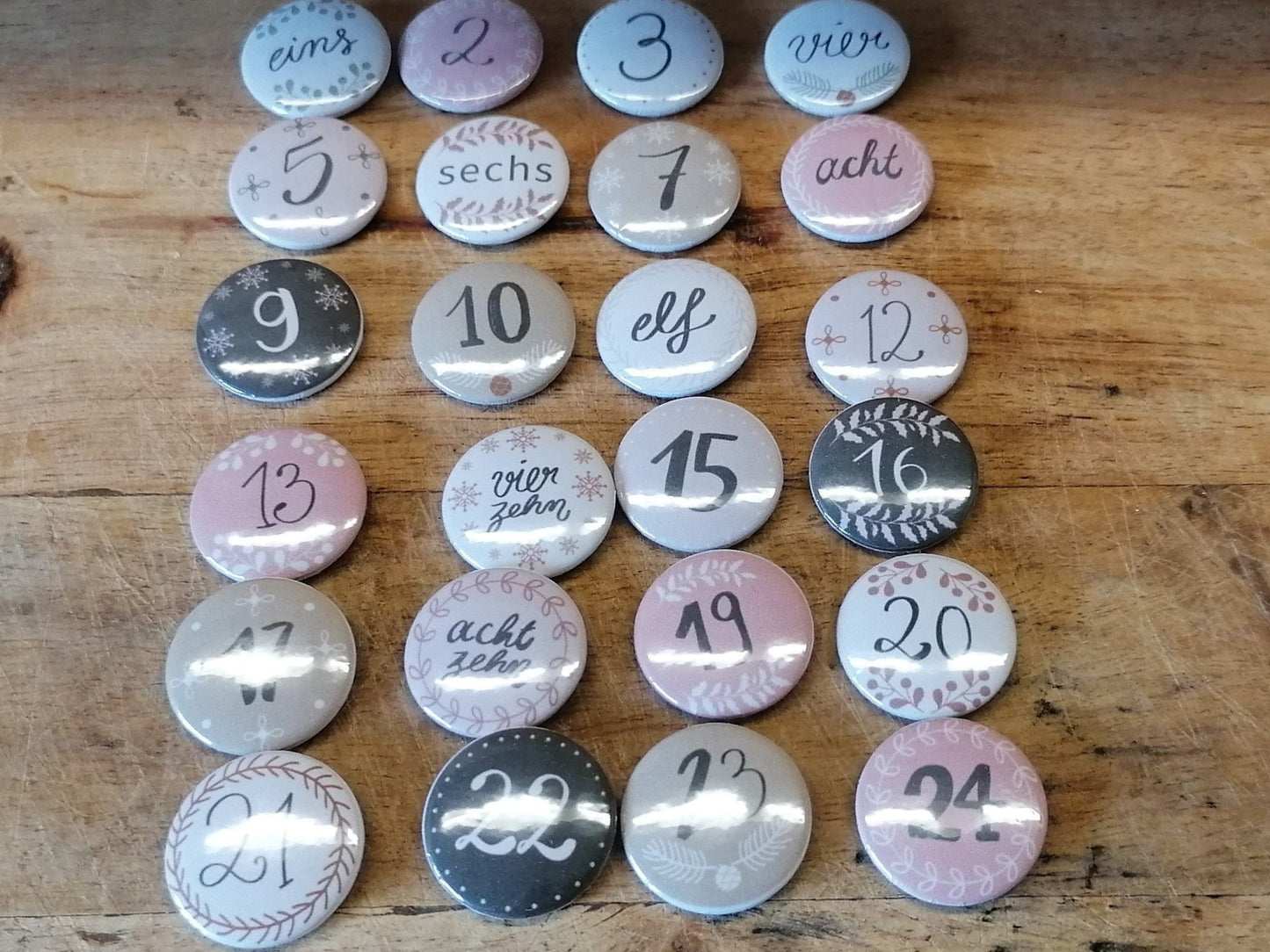 Adventskalender - Zahlen - Buttons - Pins - 1-24