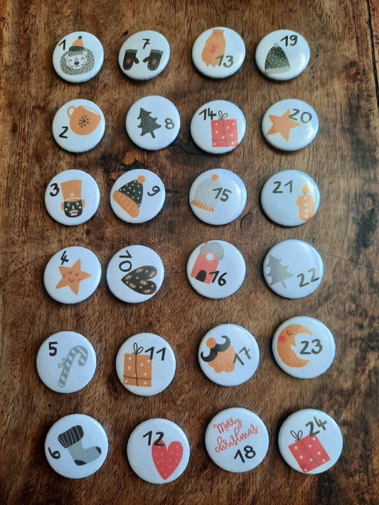Adventskalender - Zahlen - Buttons - Pins - 1-24 - Weihnachtliche Motive